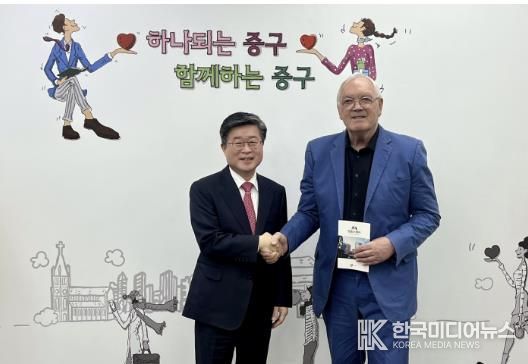 김길성 중구청장(좌)과 톰 고다드 회장(우)
