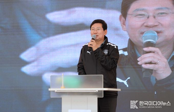 28일 동백호수공원에서 열린 동백2동 주민자치 작품발표회에 참석한 이상일 시장이 축사를 하고 있다