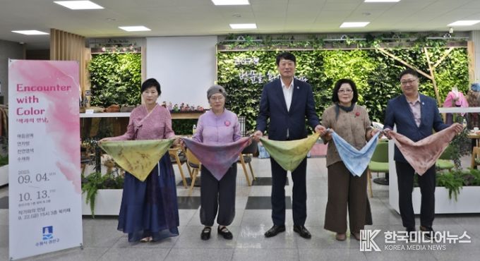 수원시 권선구, '색과의 만남' 작품 전시 열어