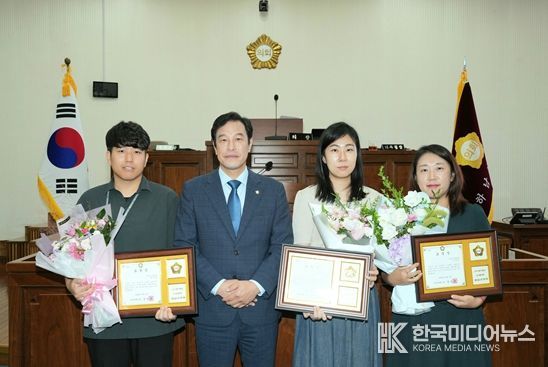 하남시의회 강성삼 의장이 5일 시민의 편익 증진에 기여한 ‘2023년 3분기 우수공무원’들과 기념사진을 찍고 있다. (사진_하남시의회 제공)