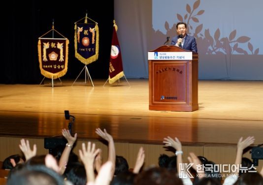 이재준 수원시장이 기념식에서 인사말을 하고 있다.