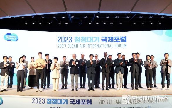 5일 오후 경기경제과학진흥원에서 열린 2023 청정대기 국제포럼에서 김동연 경기도지사, 유영일 경기도의회 도시환경위원장, 간볼드 바산야브 UNESCAP 동북아사무소장, 아킴 알리 WHO 아·태지역 환경보건센터장, 강금실 경기도 기후대사 등이 기념촬영을 하고 있다.