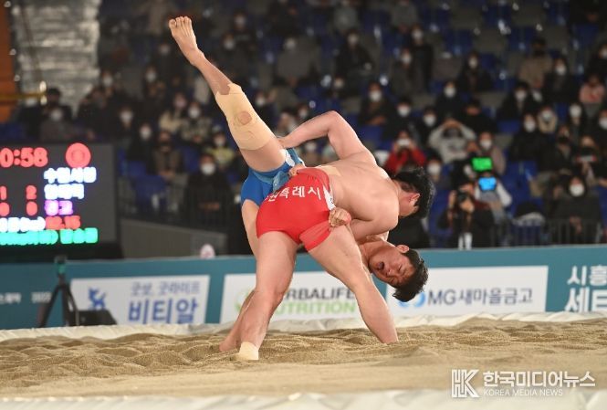 수원에서 열린 2022 설날장사씨름대회 결승에서 경기를 하고 있는 임태혁 선수 모습