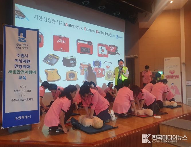 여성지원민방위대원들이 심폐소생술 실습을 하고 있다