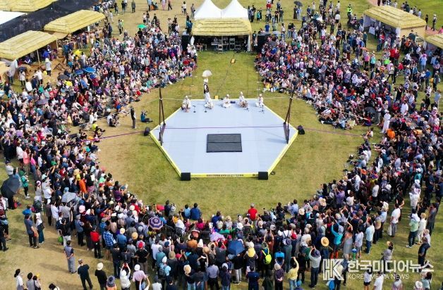 바우덕이축제장 장터무대