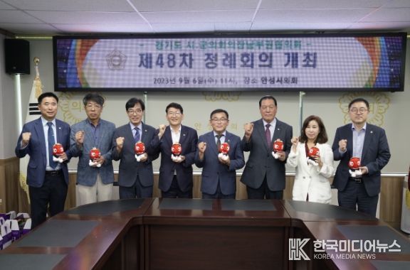 왼쪽부터 성길용 오산시의회 의장, 유승영 평택시의회 의장, 김학기 의왕시의회 의장, 김기정 수원특례시의회 의장, 윤원균 용인특례시의회 의장, 안정열 안성시의회 의장, 김경희 화성시의회 의장, 김진웅 과천시의회 의장