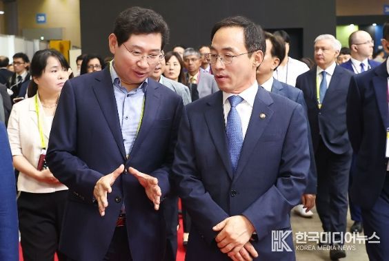 이상일 용인특례시장이 주요 내·외빈들과 개막식 후 진행된 전시관 투어를 하며 김오진 국토부 제1차관과 환담을 나누며 반도체 고속도로 건설 지원을 요청하고 있다.