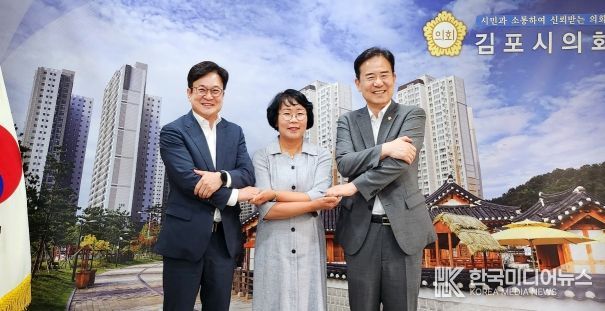 (왼쪽부터)김병수 김포시장과 김영리 김포교육지원청 교육장, 김인수 김포시의회 의장이 간담회 후 기념사진을 촬영하고 있다.