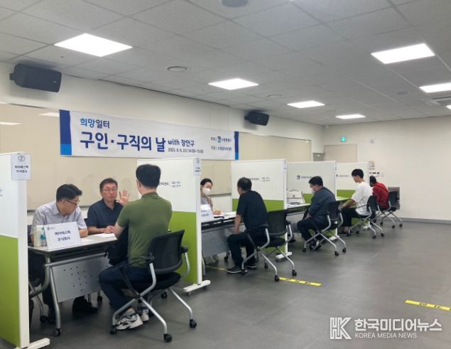 ‘찾아가는 희망일터 구인구직의 날’ 참여 업체와 구직자들이 면접을 진행하는 모습