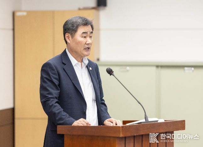 유재수 의원이 지난 8월 29일 제284회 임시회 의회운영위원회에서 ‘안산시의회 직장 내 괴롭힘 예방 및 금지에 관한 조례안’에 대해 제안 설명을 하고 있는 모습.