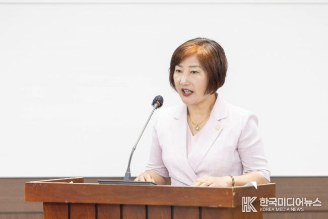 현옥순 의원이 지난 8월 29일 제284회 임시회 의회운영위원회에서 ‘안산시의회의원 공무국외출장에 관한 일부개정조례안’에 대해 제안설명을 하고 있는 모습