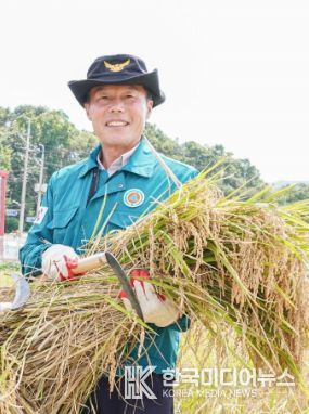서과석 포천시의회 의장, 벼베기 행사에 함께해