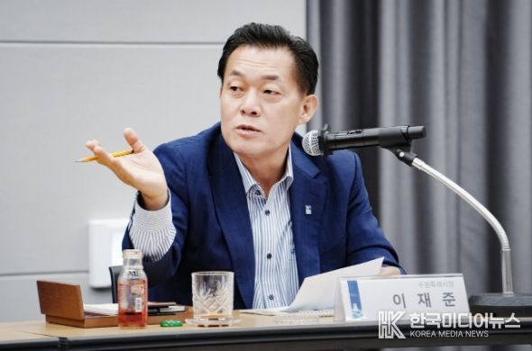 이재준 시장이 보고회에서 발언하고 있다.