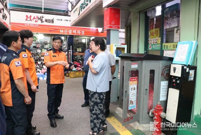 파주소방서장(정찬영)은 문산자유시장 상인회 회장 및 시장 상인들에게 화재안전 컨설팅 지도중