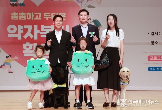 이상일 용인특례시장이 삼성화재 안내견 학교에서 훈련사로 근무하는 유석종 씨 가족과 함께 기념사진을 찍고 있는 모습. 이날 행사에는 유석종씨가 입양한 은퇴 안내견 해달이와 지구도 함께했다