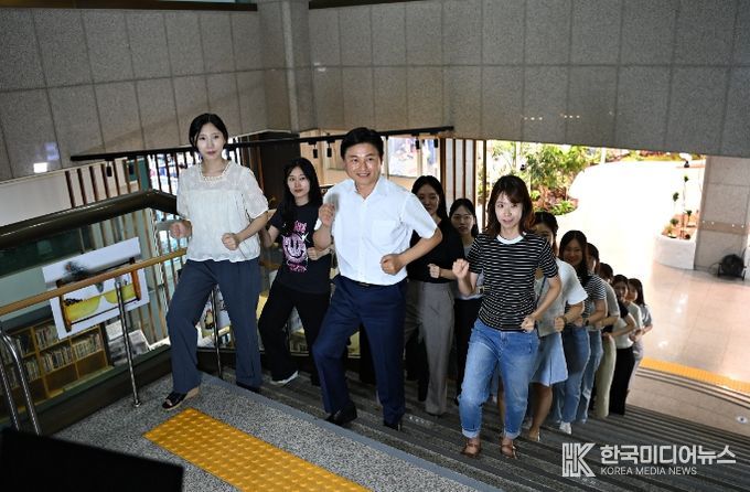 조용익 부천시장과 직원들이 출·퇴근 시간에 엘리베이터 대신 계단을 이용하는 모습