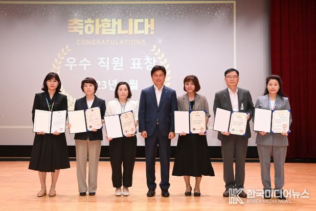 정리나 시 일자리정책과장(오른쪽 첫번째)이 민간의 양질의 일자리 창출 등 선도적 역할로 공로를 인정 받아 2023 일자리창출 유공 대통령상을 수상했다.