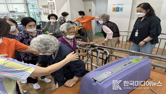 주야간보호센터 손 세정 검사기(뷰박스) 체험