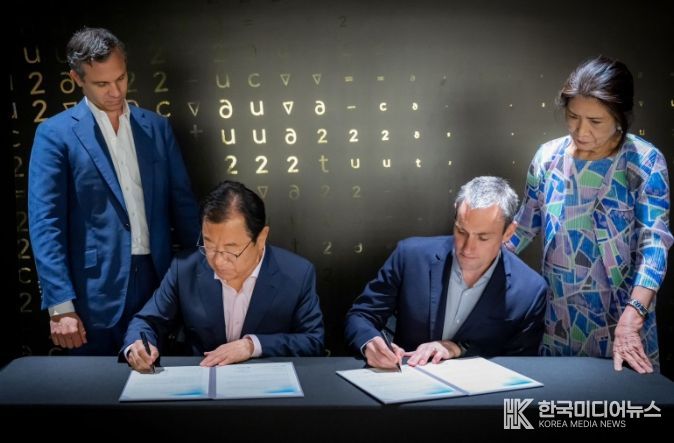 서명하는 이현재 하남시장, 스피어社 총괄 부사장 폴 웨스트베리, 뒤에는 스피어社 부회장 데이비드 스턴, 도영심 특별고문.