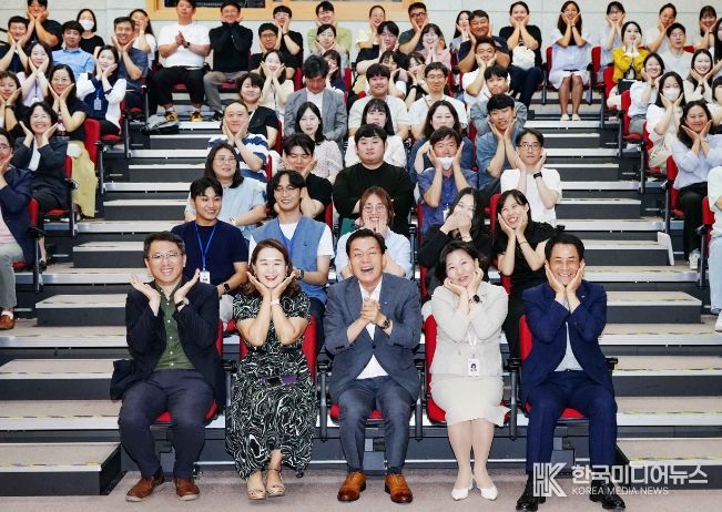 이재준 시장(앞줄 가운데)이 수원시청소년청년재단 직원들과 함께하고 있다.