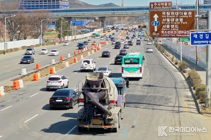 차량들이 과천대로를 따라 주행하고 있다