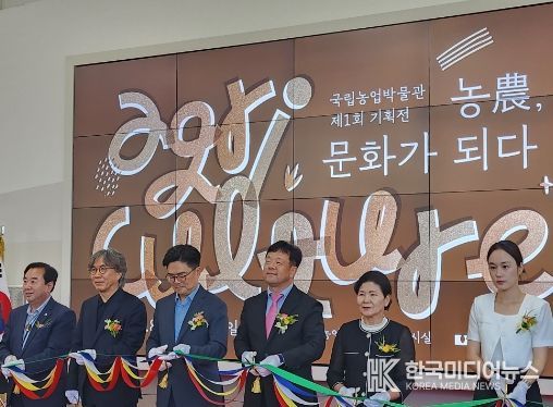 김현수 수원시 제1부시장(오른쪽 3번째)이 개막식에서 테이프를 자르고 있다.