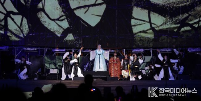 전라남도 나주시가 9일 영산강 정원에서 ‘2024 나주영산강축제’ 개막식을 개최했다. 축제 첫날 11만여명의 관광객이 축제장을 찾아 인산인해를 이뤘다. 사진은 축제 개막식 및 축제장 풍경 이모저모