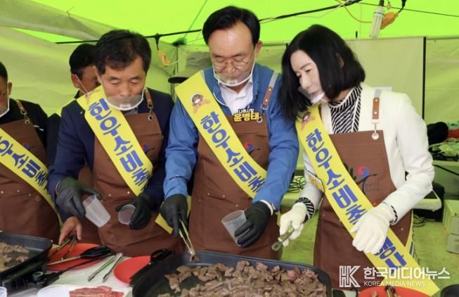 윤병태 나주시장이 지난 10일 2024나주영산강축제 나주농업페스타 한우 시식 행사에 참여해 직접 고기를 구워 관광객과 함께 나누고 있다. (사진제공-나주시)