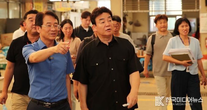 지난 8월 14일, ㈜더본코리아 백종원 대표 및 관계자들이 강진원 군수와 함께 강진읍시장 수산동을 방문했다.