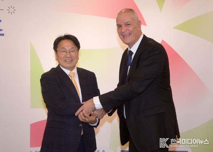 강기정 광주광역시장이 28일 오후 시청 접견실에서 라파엘 하르파즈 주한 이스라엘 대사와 교류 및 협력방안에 대한 의견을 교환한 후 기념촬영을 하고 있다. /광주광역시 제공