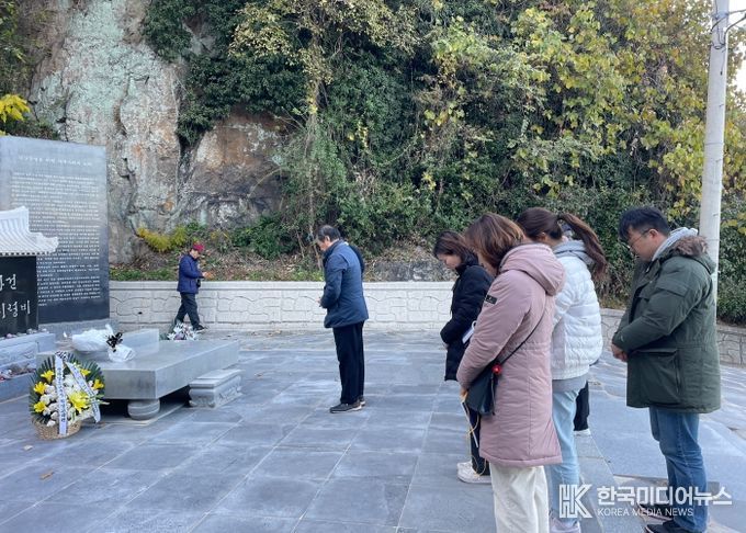 연수에 참가한 제주 교원들이 여수 만성리 여순 10·19 희생자 위령탑을 참배하고 있다.