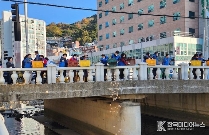 여수시 서강동, 연등천 살리는 ‘EM흙공 던지기 행사’
