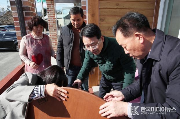 강진원 강진군수가 입식 테이블이 지원된 성전면 신기경로당을 방문하고 현장을 둘러보고 있다.