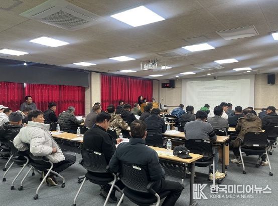 신안군은 지난 4일 유해야생동물 피해방지단 38명을 대상으로 총기 안전사고 예방 및 아프리카돼지열병(ASF) 대응 강화를 위한 교육을 실시했다.