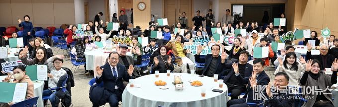 광주 서구는 지난 7일 성장하는 생활권 주민 100여 명이 참여한 가운데 ‘2024 역사를 통해 성장하는 무등산 가족 생태 탐방 수료식’을 개최했다.