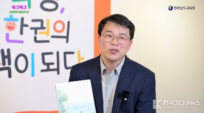 십만독자팟캐스트 ‘북크북크’에 출연해 인터뷰하고 있는 문경민 작가.
