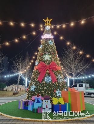 불무공원에 설치된 대형 트리