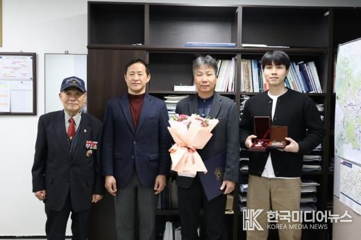 6.25 전쟁 참전용사 무공훈장 전수식' 기념 촬영을 하고 있다.(왼쪽부터 무공수훈자회 김현수 구로구지회장, 구로구청장 권한대행 엄의식 부구청장, 故 안정서의 자녀 안상영, 손주 안희태)