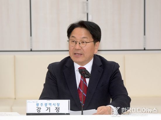 강기정 광주광역시장이 19일 오전 시청 중회의실에서 열린 2025년 제1차 민관협치협의회 회의에 참석해 인사말을 하고 있다.