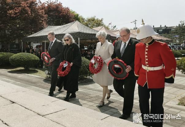 주한 영국‧뉴질랜드‧캐나다‧호주 4개국 대사(사진 왼쪽부터)가 24일 열린 영연방 가평전투 제74주년 기념행사에서 참전 기념비에 헌화를 하고 있다.