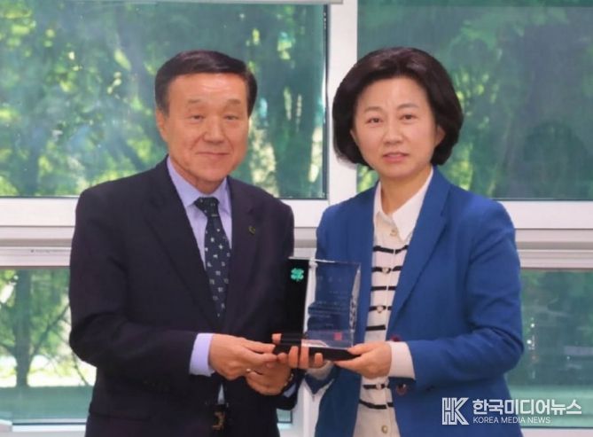 한국4-H중앙본부, 송옥주 의원에 위촉패 전달