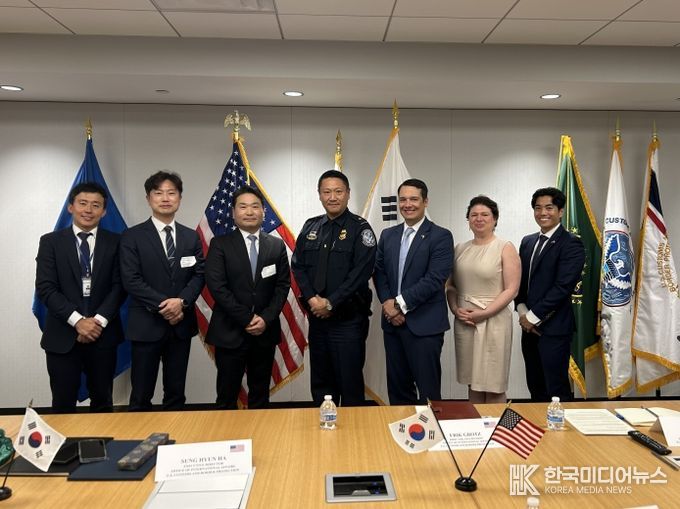 박헌 관세청 국제관세협력국장(왼쪽 세번째)이 9일(금) 오전 11시(현지시각) 미국 워싱턴 D.C.에서 CBP와 협력회의를 개최한 뒤 기념 촬영하고 있다.
<p> </p>
<p>