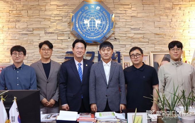 관련 사업에 대한 논의를 마치고 다함께 기념 사진 촬영(좌로부터 정현우 주무관, 이정용팀장, 이동섭원장, 하종식과장, 방일길팀장, 장현규 주무관)