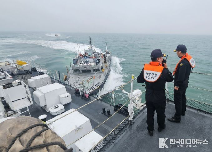 불법 외국어선 단속훈련을 주관하는 문지현 서특단장(우측)