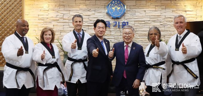 도복을 입고 태권도 최고를 외쳤다