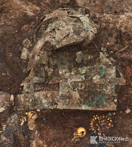 경주 황남동 120-2호분 금동관 출토상태