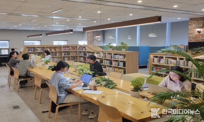 인사혁신처 직원들이 청사 내 직원 휴게공간이자 업무 혁신공간인 ‘북마루’에서 원격근무를 하고 있다. 인사처는 업무 효율을 높이는 완전한 업무환경 무선화를 위해 지난해부터 전 직원이 개별 노트북으로 일하는 ‘5G 정부망 체제’로 전환했다.