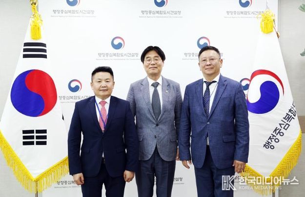 김형렬 행복청장(가운데)이 행복도시 우수사례 벤치마킹을 위해 행복청을 방문한 몽골 고위공무원단과 함께 기념촬영을 하고 있다