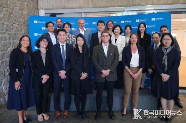 「무형유산보호협약 신탁기금 공여를 위한 협정」체결 후 기념촬영하는 관계자들