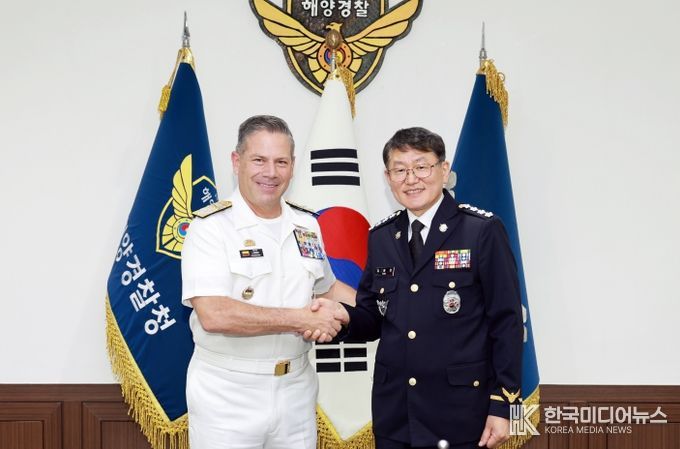 해양경찰청장은 26일 오후 해양경찰청을 방문한 콜롬비아 해군 참모총장인 후안 리까르도 로소 오브레콘 대장을 맞이하고 있다.